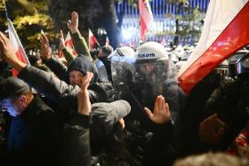 Policja przed siedzibą Trybunału Konstytucyjnego w nocy z 30 na 31 października 2026 r.