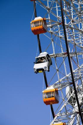 W ciągu stulecia automobilowej przygody wokół auta wytworzył się  złożony, autonomiczny i samoodtwarzający system.