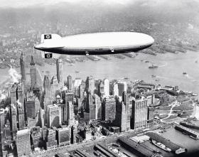 Niemiecki sterowiec „Hindenburg” nad Manhattanem, 1936 r.