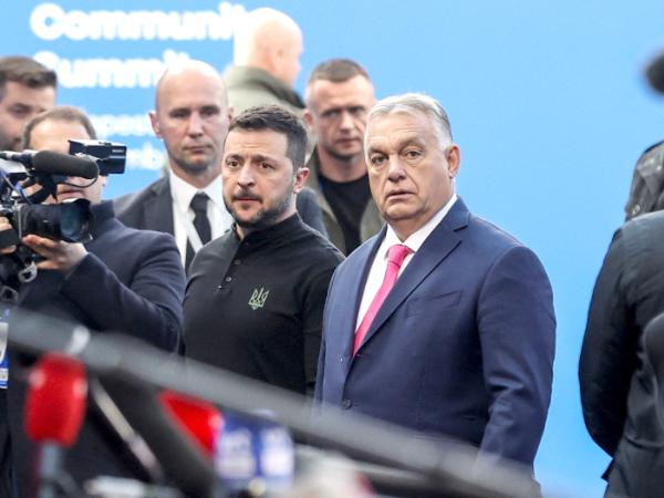 Prezydent Ukrainy Wołodymyr Zełenski i premier Węgier Viktor Orbán podczas szczytu Europejskiej Wspólnoty Politycznej. 7 listopada 2024 r.