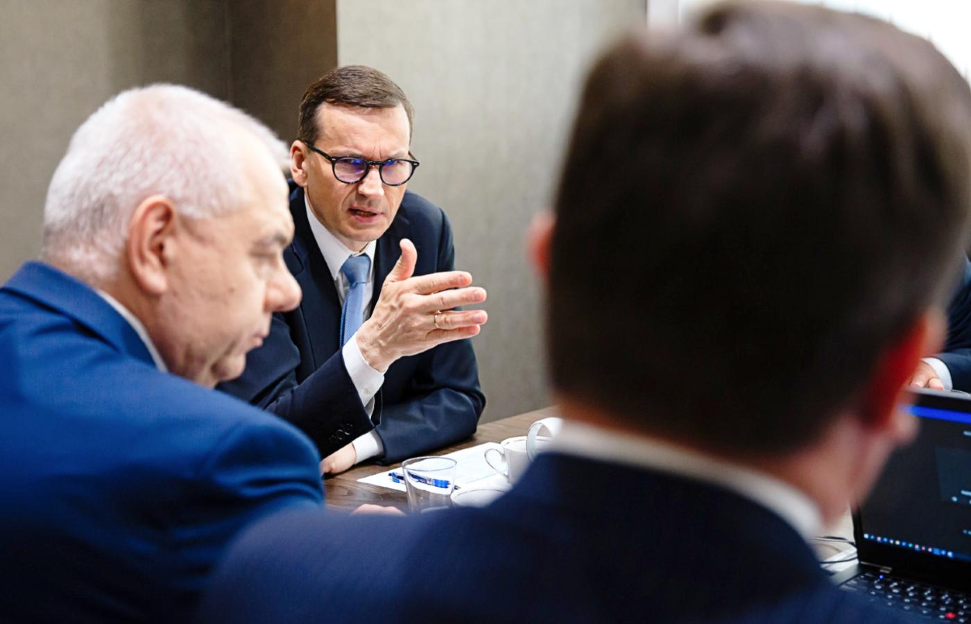 Premier Morawiecki, obok Jacek Sasin. Spotkanie ws. sytuacji na rynku węgla, 18 lipca 2022 r.