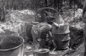 Likwidacja bimbrowni w okolicach podwarszawskiej Jabłonnej, 1947 r.