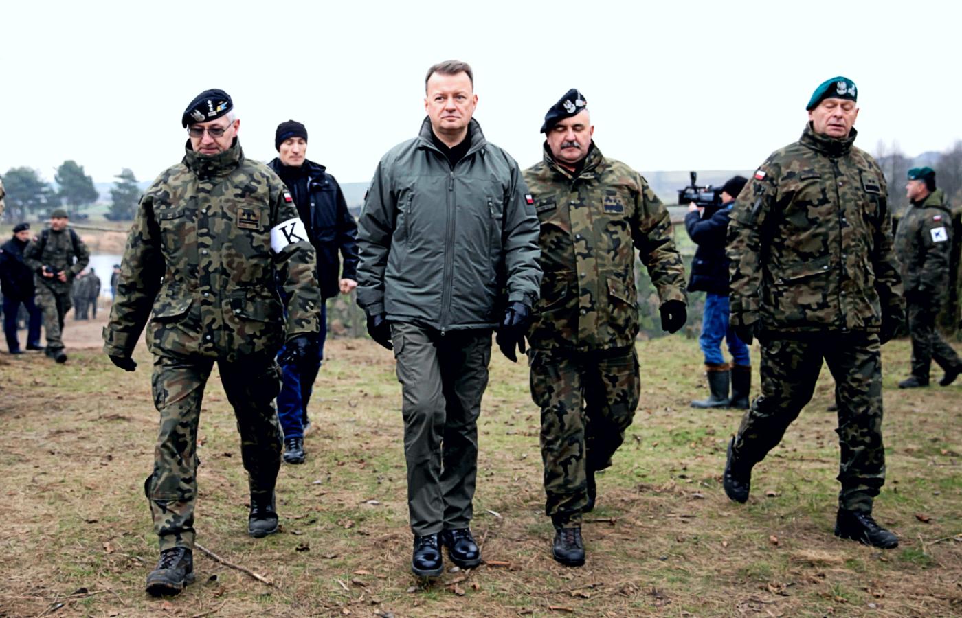 Ćwiczenia Tumak-21. Żołnierze pododdziału 16. Dywizji Zmechanizowanej i minister obrony Mariusz Błaszczak