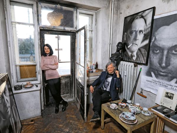 Witkacolog i fotograf Stefan Okołowicz i Katarzyna Kobro-Okołowicz w mieszkaniu-pracowni po pożarze.