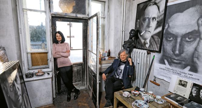 Witkacolog i fotograf Stefan Okołowicz i Katarzyna Kobro-Okołowicz w mieszkaniu-pracowni po pożarze.