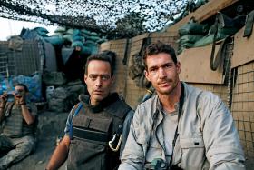 Od lewej: dziennikarz Sebastian Junger i fotograf Tim Hetherington (zginął w Libii w 2011 r.), Afganistan 2010 r.