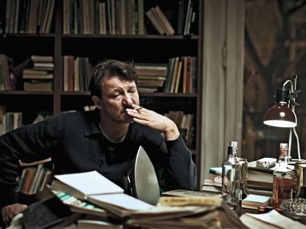 Robert Więckiewicz w roli staczającego się na dno pisarza.