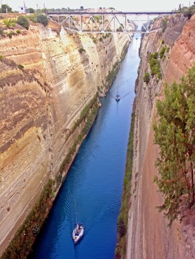 Kanał Koryncki łączący dwa morza: Jońskie i Egejskie. Przy kanale leży Korynt, w starożytnej Grecji miasto o podejrzanej reputacji.