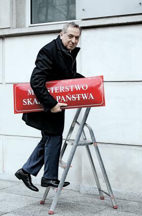 Henryk Kowalczyk na drabince przed budynkiem przy ul. Wspólnej 6 w Warszawie