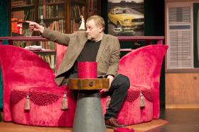 Olaf Lubaszenko w teatralnej komedii „Małżeństwo to morderstwo”