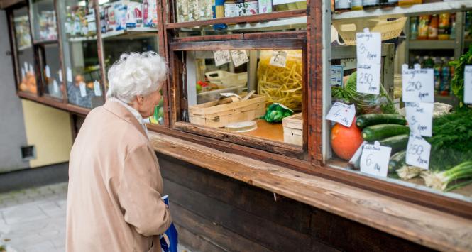 Robią to, co robiły zawsze. Dom, obiad, telewizja, kolacja. Market osiedlowy, 10 plasterków wędliny, owoce na sztuki, wafelki na deka.