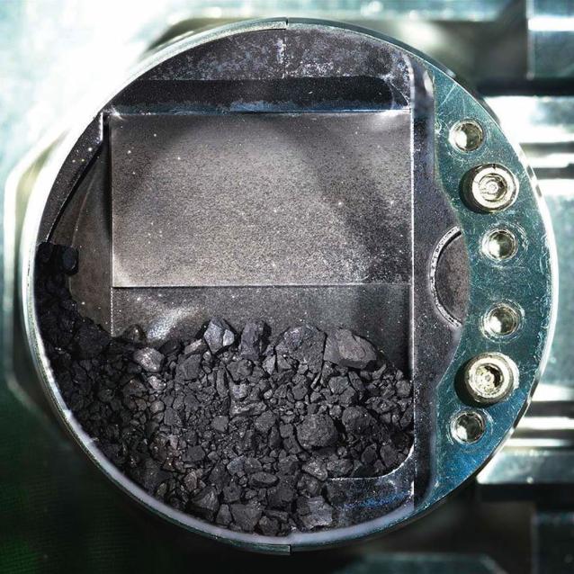 Mikroskopowe zdjęcie zebranych przez Hayabusa 2 próbek planetoidy Ryugu.