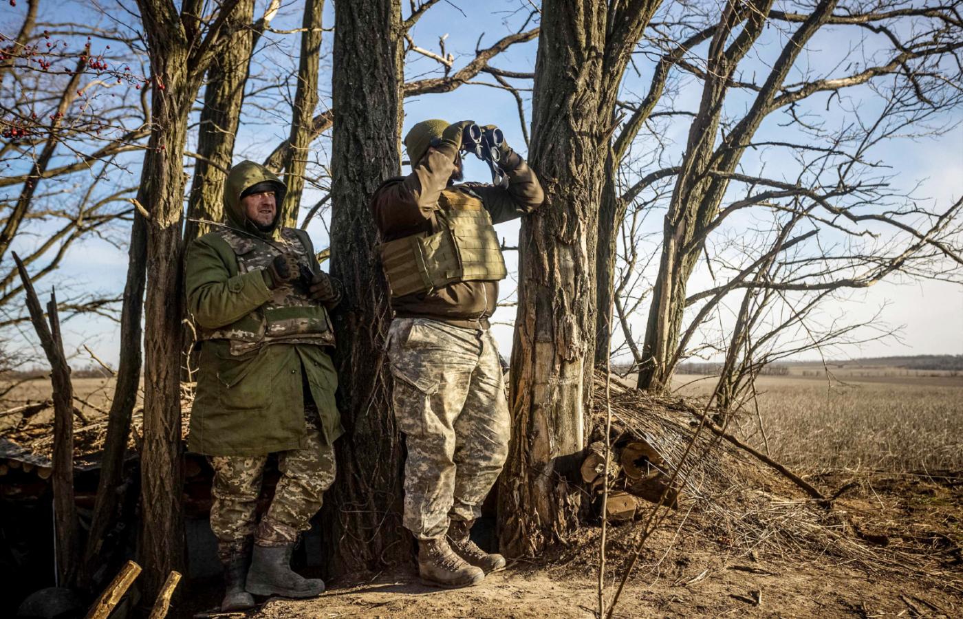 Ukraińscy żołnierze obserwują rosyjskie pozycje na froncie, 3 grudnia 2022 r.