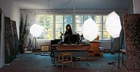 Bożenna Biskupska w swojej pracowni w VilliRosa zwanej Różanką, gdzie na razie znajduje się archiwum Kieślowskiego.