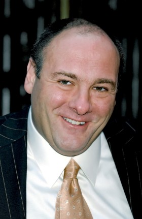 Tony Soprano („Rodzina Soprano”, emisja w USA od 1999 r.) – twardy i wulgarny mafioso w tradycji „Ojca chrzestnego”, ale z dystansem charakterystycznym dla współczesnego kina, pełen słabości i sprzeczności. Sam serial – przełomowy jak film Coppoli