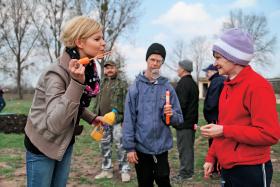 Joanna (z lewej) prowadzi zajęcia plastyczne dla podopiecznych ośrodka.