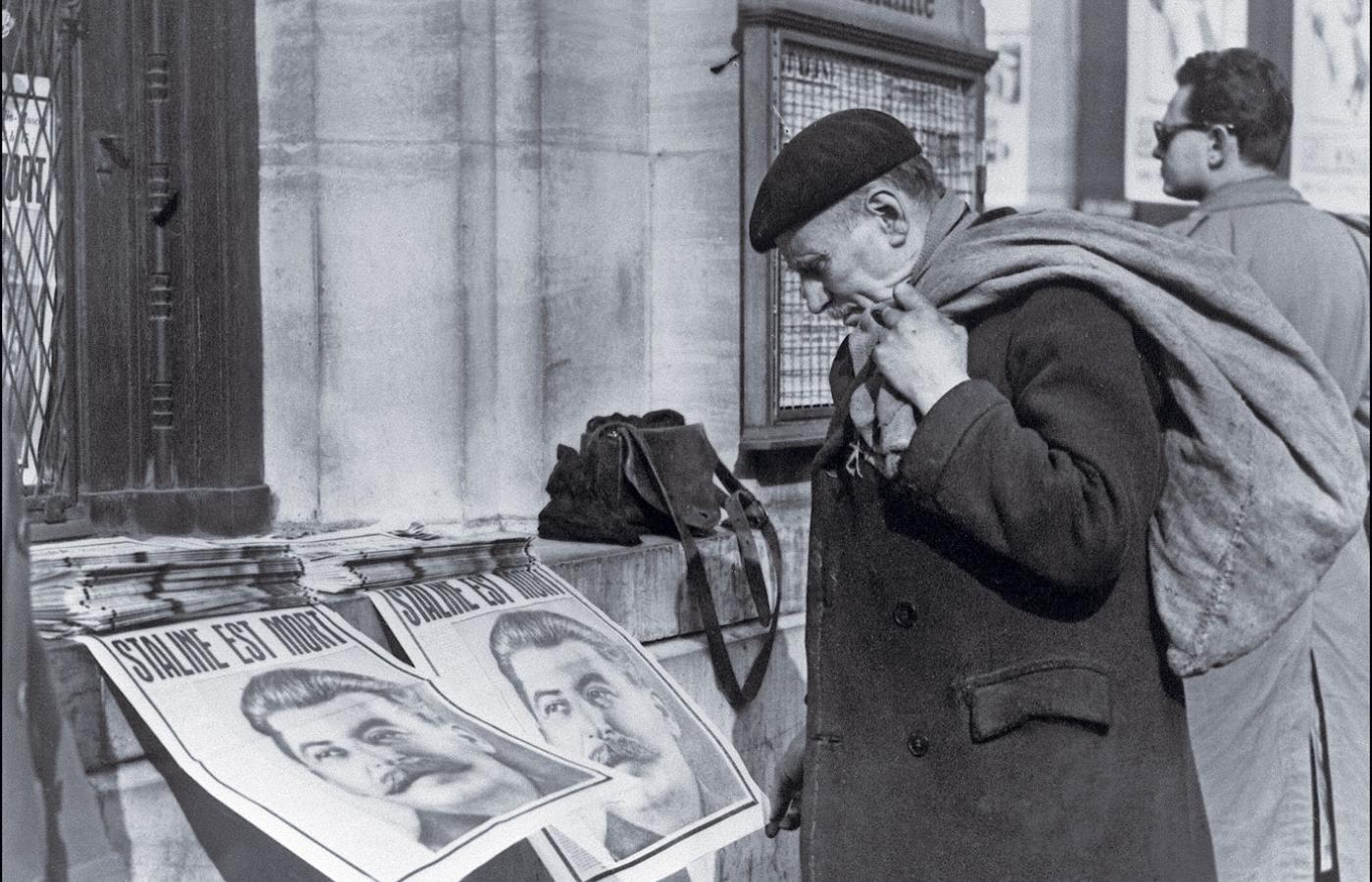 Plakaty ze Stalinem przed paryską siedzibą komunistycznego dziennika „L’Humanite”, marzec 1953 r. Wpływy FPK były silne po wojnie, ale z czasem słabły.