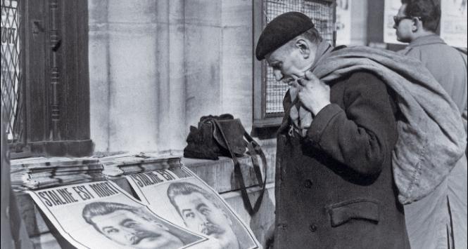 Plakaty ze Stalinem przed paryską siedzibą komunistycznego dziennika „L’Humanite”, marzec 1953 r. Wpływy FPK były silne po wojnie, ale z czasem słabły.