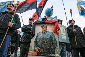 Manifestacja z okazji 63. rocznicy śmierci gen. Romana Szuchewycza, dowódcy UPA. Niestety wspólna historia dzieli jak nigdy dotąd.