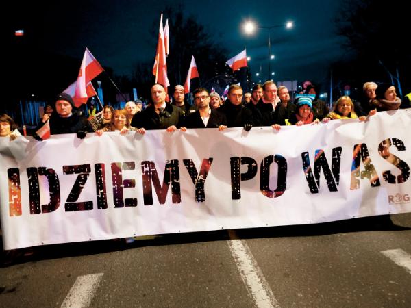Manifestacja zorganizowana przez Ruch Obrony Granic. Transparent niosą m.in. Janusz Kowalski, Robert Bąkiewicz, Piotr Cieplucha.