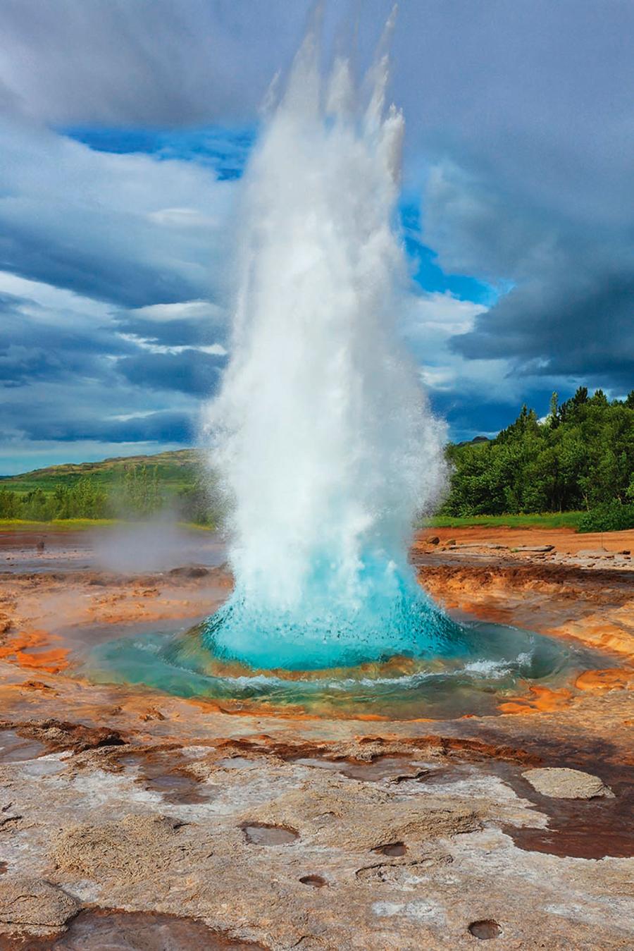 Gejzer Strokkur – największy na Islandii – tryska co parę minut na wysokość kilkunastu metrów.