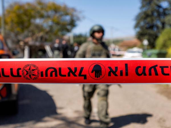 Izraelskie wojsko przeszukuje dom, który został trafiony pociskami Hezbollahu w Moshav Kfar Yuval w północnym Izraelu, w pobliżu granicy z południowym Libanem, 3 marca 2026 r.