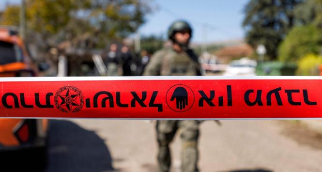 Izraelskie wojsko przeszukuje dom, który został trafiony pociskami Hezbollahu w Moshav Kfar Yuval w północnym Izraelu, w pobliżu granicy z południowym Libanem, 3 marca 2026 r.