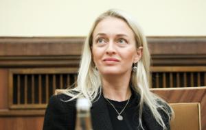 Anżelika Mielnikawa. Po ukazaniu się tekstu w ostatniej „Polityce”, jak się dowiedzieliśmy z dobrych źródeł, zaczęto wzywać pierwsze osoby na przesłuchania. Dwa i pół miesiąca po wyjeździe Anżeliki, półtora po zgłoszeniu zaginięcia!