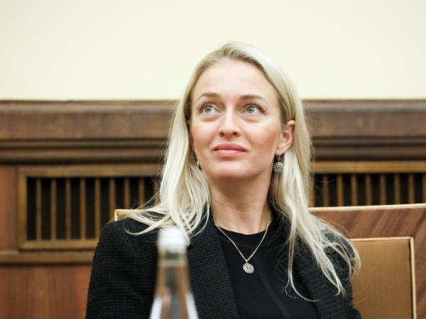 Anżelika Mielnikawa. Po ukazaniu się tekstu w ostatniej „Polityce”, jak się dowiedzieliśmy z dobrych źródeł, zaczęto wzywać pierwsze osoby na przesłuchania. Dwa i pół miesiąca po wyjeździe Anżeliki, półtora po zgłoszeniu zaginięcia!