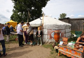 Kruszyniany - zwiedzanie jurty podczas II Festiwalu Kultury Tatarskiej