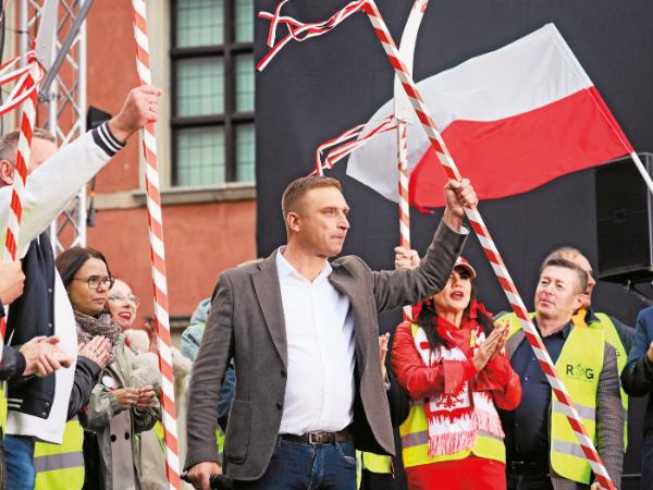Robert Bąkiewicz na październikowej manifestacji PiS w Warszawie