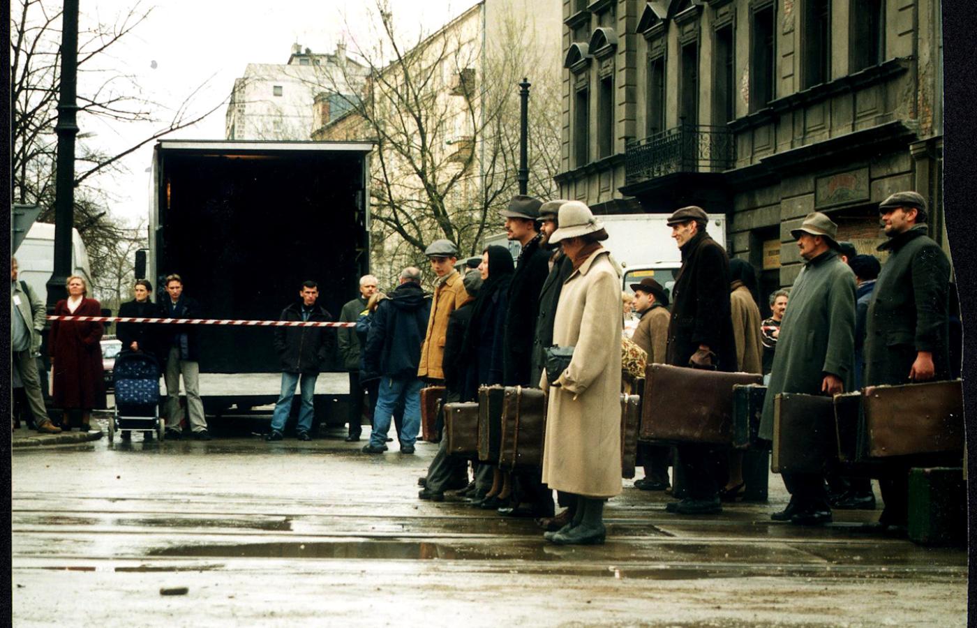 Autokary dowożą statystów na Pragę, na plan filmu, z wytwórni na Chełmskiej.