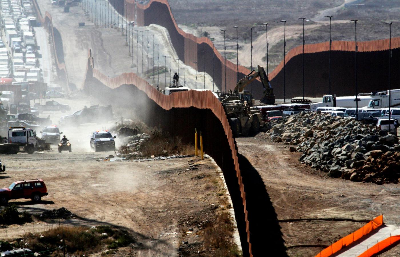 Tak buduje się mur na granicy USA z Meksykiem.