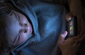 Dzieci bez komórek to margines. Wśród dzieci w wieku 10–16 lat, jedynie 0,5 proc. nigdy nie używało smarfona do łączenia się z internetem.