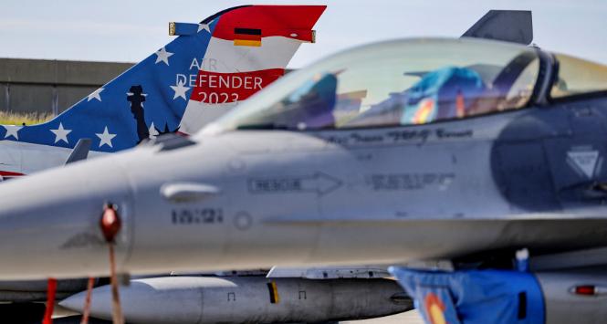 Ćwiczenia Air Defender 2023 na lotnisku wojskowym Jagel. Tylne skrzydło niemieckiego tornada pomalowane w kolorach flagi USA, na pierwszym planie myśliwiec F-16.