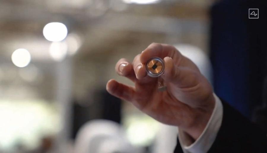 Chip zaprojektowany przez Neuralink jest wielkości ­monety. Ma 2,54 cm średnicy, a z mózgiem łączy się za pomocą ultracienkich elektrod.