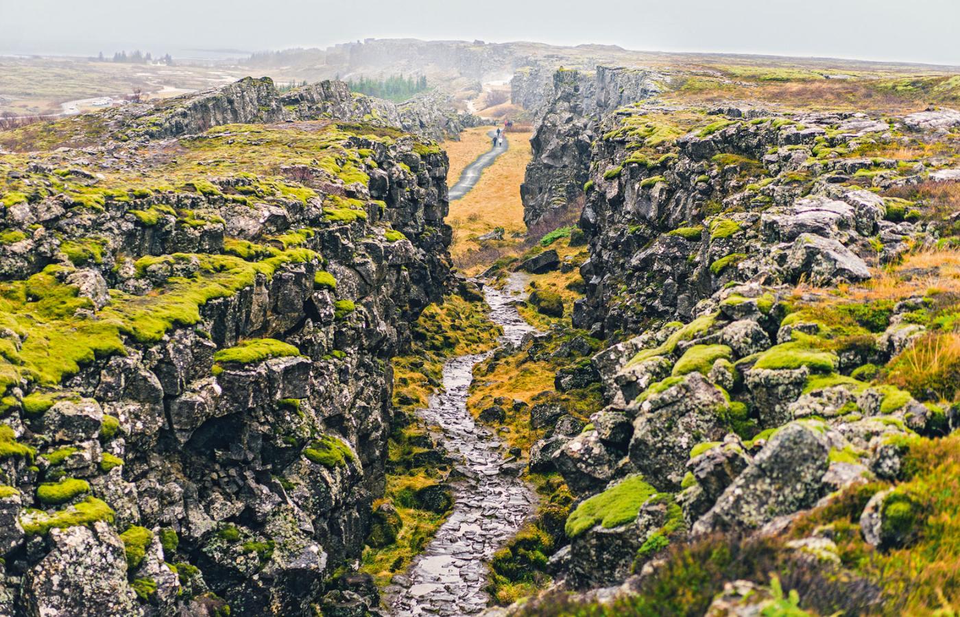 Wodospad Öxarárfoss w Parku Narodowym Pingvellir, Islandia.