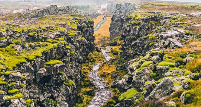 Wodospad Öxarárfoss w Parku Narodowym Pingvellir, Islandia.