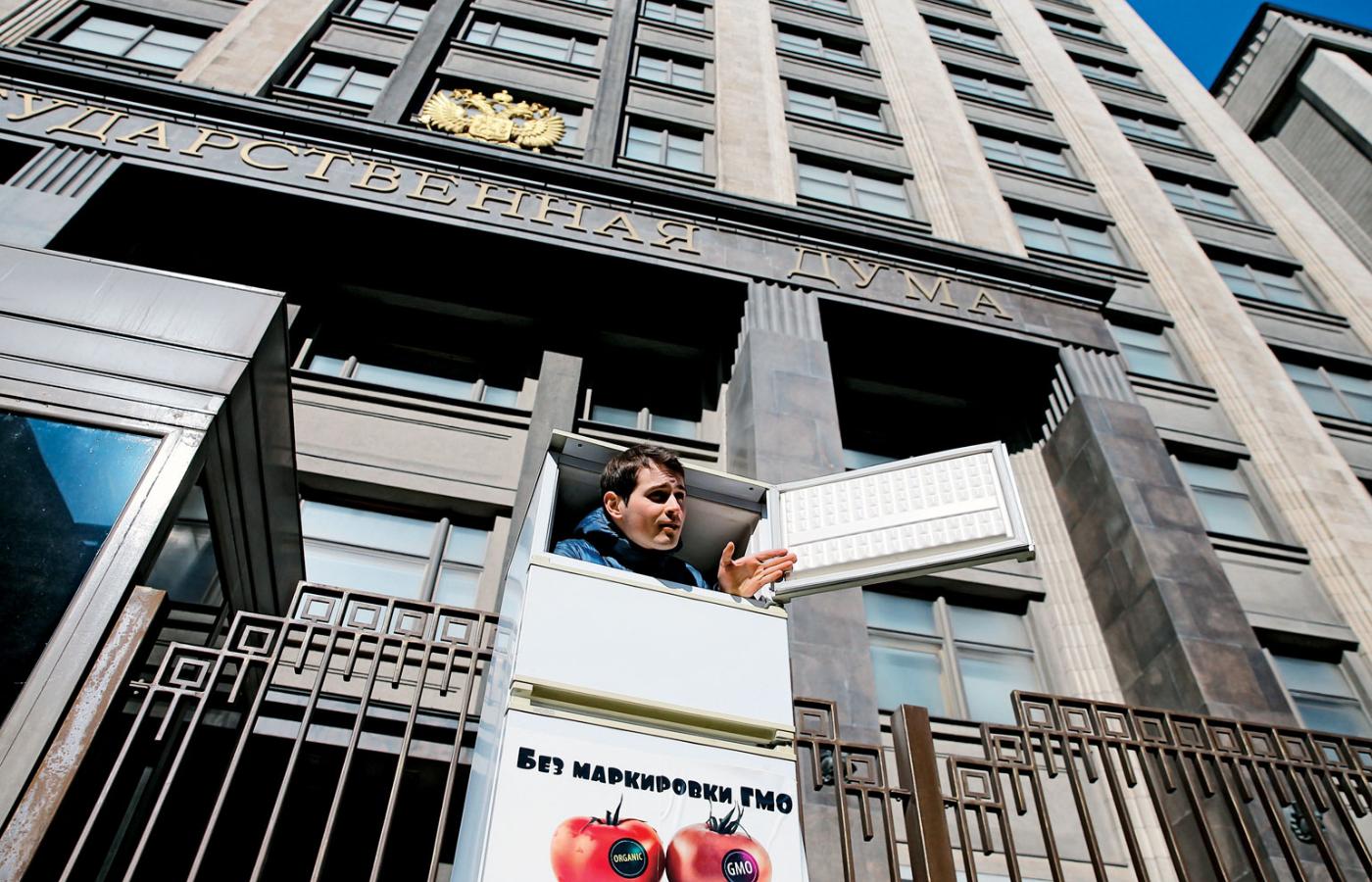 Moskwa, jednoosobowy protest przeciwko importowi produktów GMO.