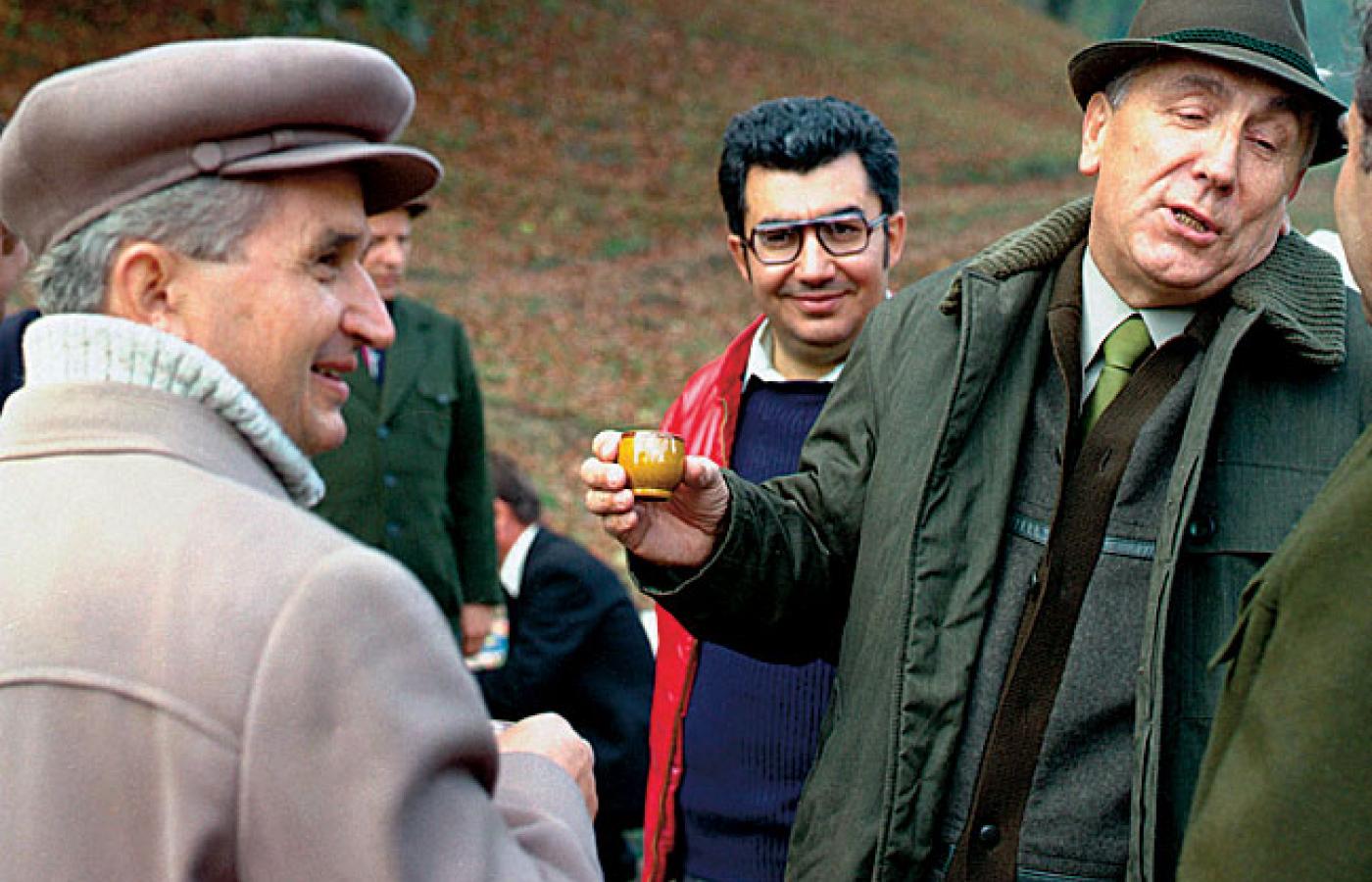 Edward Gierek na polowaniu w Rumunii, z lewej Nicolae Ceausescu, październik 1976 r.