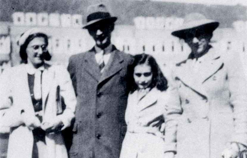 Rodzina (siostry Margot i Anne, ojciec Otto i matka Edith) została rozdzielona w Auschwitz. Dopiero po wyzwoleniu obozu pod koniec wojny ojciec zorientował się, że jako jedyny ocalał z Zagłady.