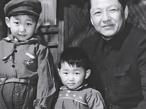 Od lewej: Xi Jinping, Xi Yuanping i Xi Zhongxun