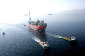 FPSO „Skarv” (po norwesku  „Kormoran”) porusza się tylko dzięki holownikom. W ten sposób odbył trzymiesięczną drogę ze stoczni w Korei aż nad Morze Norweskie.