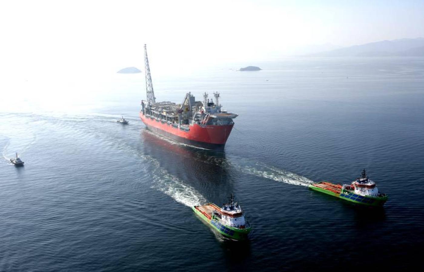 FPSO „Skarv” jesta niesamodzielny - w dłuższych trasach porusza się tylko dzięki holownikom. W ten sposób odbył drogę ze stoczni w Korei aż nad Morze Norweskie.