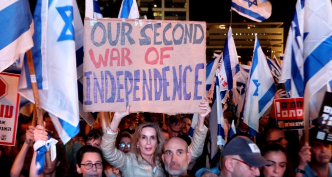 „Nasza druga wojna o niepodległość”. Protest przeciwko reformie sądownictwa w Izraelu w miejscowości Karmiel niedaleko Hajfy, 4 marca 2023 r.