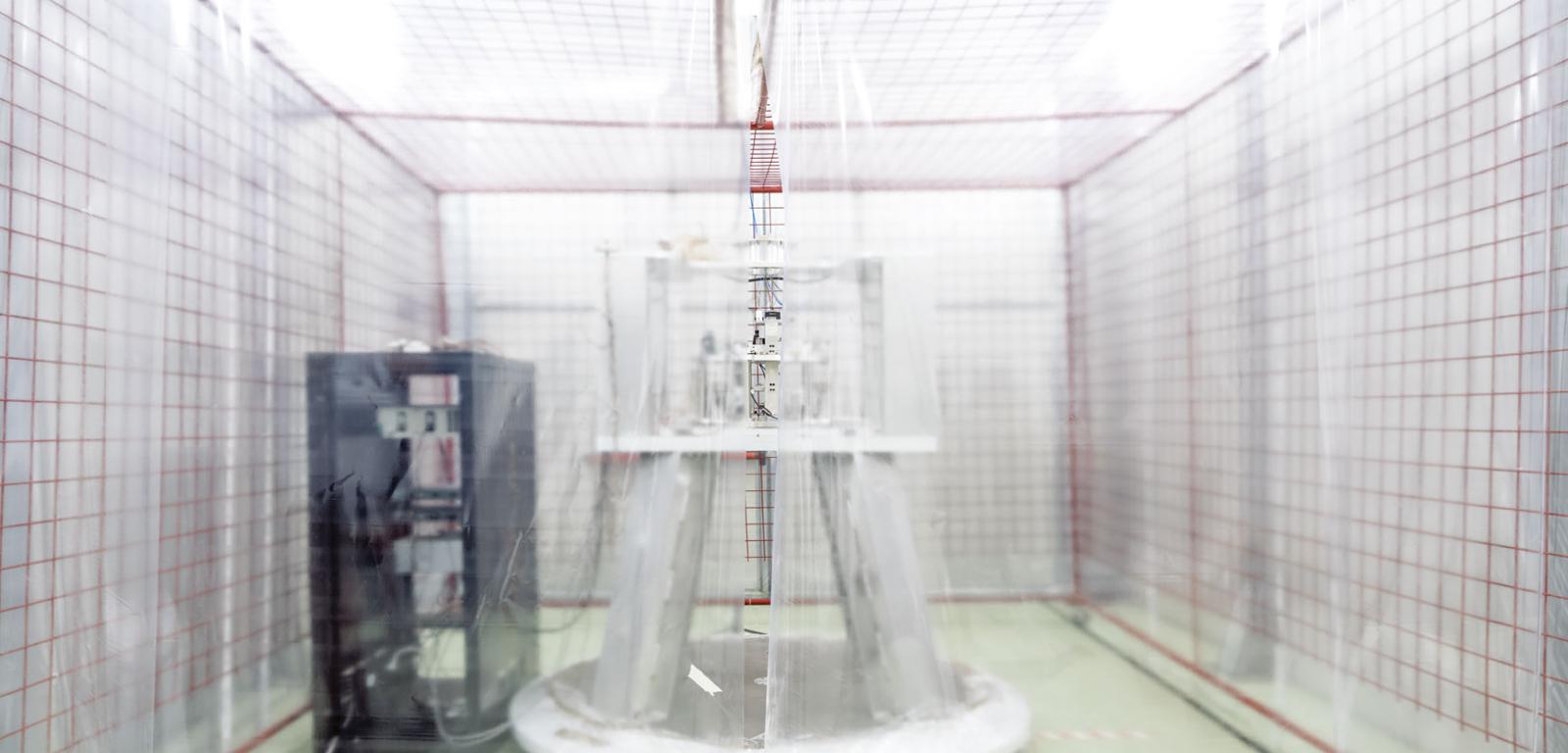 Przykryta osłoną przeciwpyłową aparatura eksperymentu Archimedes, który będzie próbował zmierzyć efekt grawitacyjny „wirtualnych cząstek” wypełniających pustą przestrzeń.