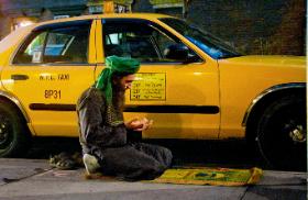 Muzułmański taksówkarz Aadil Toppa z Pakistanu. Codziennie robi pięć przerw na modlitwę – pomaga mu to złagodzić stres.