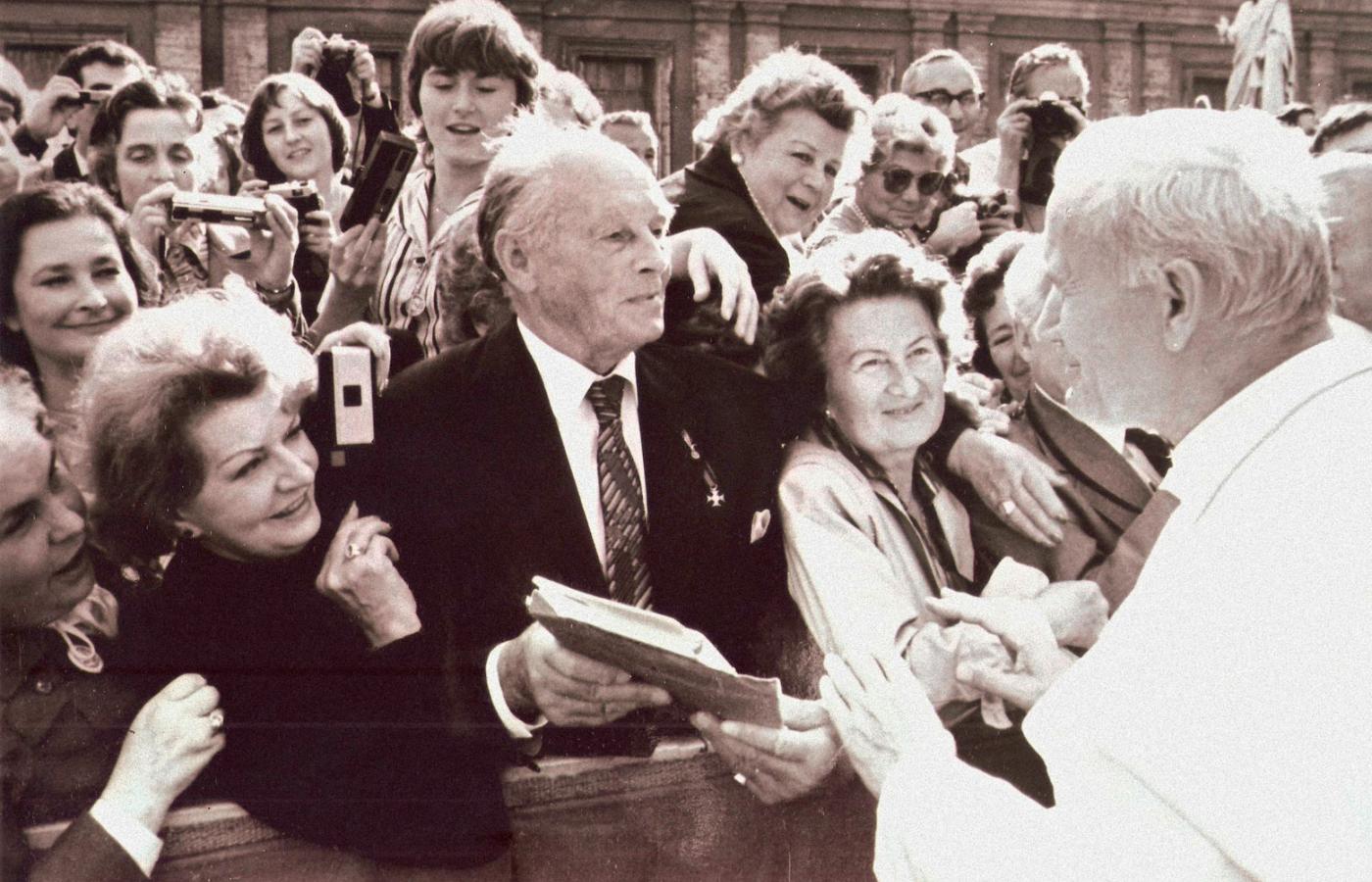 Józef Zabielski, „Żbik”, pod koniec życia (zm. w 1981 r.) spotkał się na placu św. Piotra w Rzymie z Janem Pawłem II.