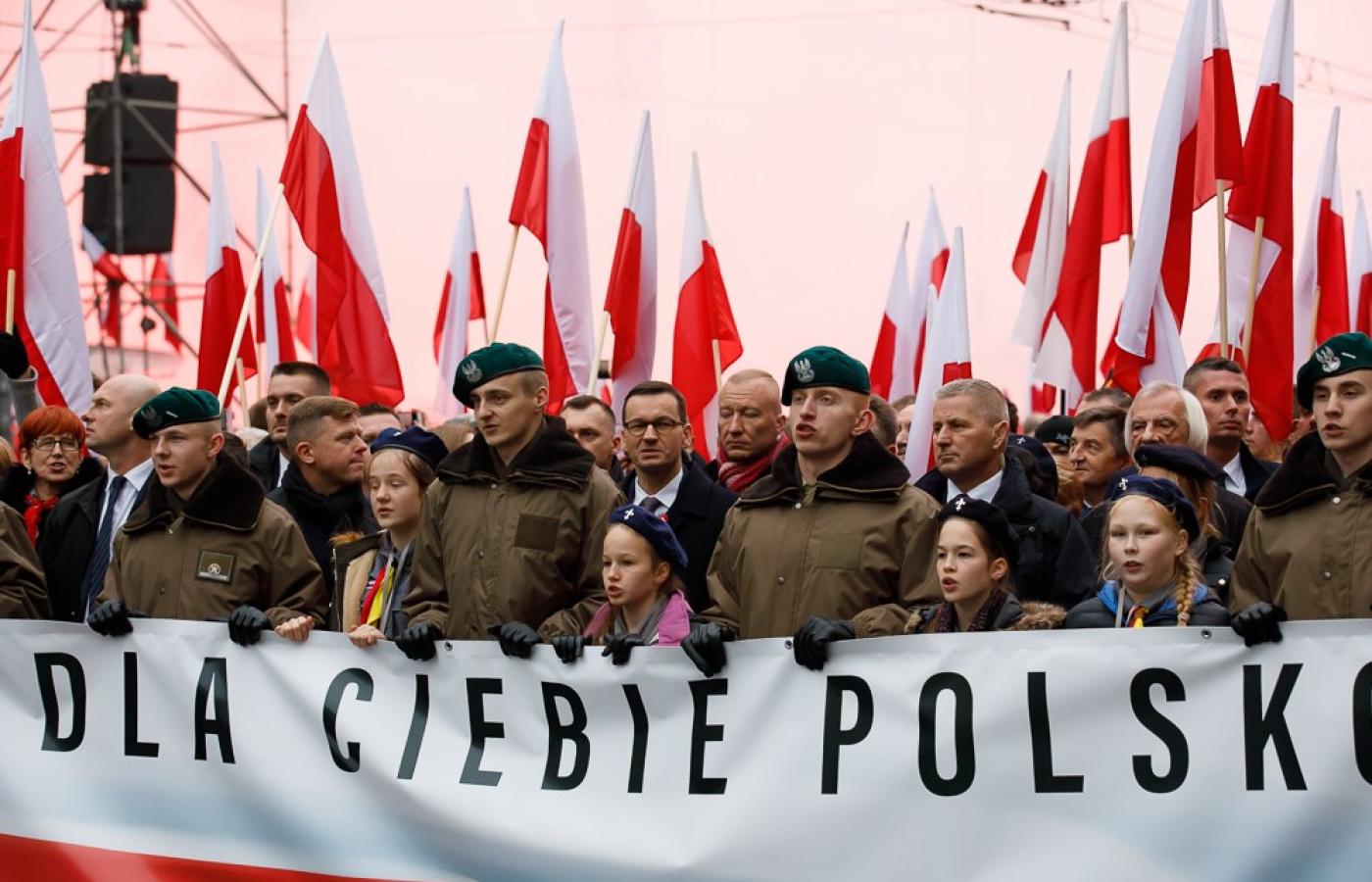 Władza PiS chwali się, że w „biało-czerwonym marszu dla Polski”, zorganizowanym w Warszawie przez władzę na stulcie niepodległości, szło ćwierć miliona osób.