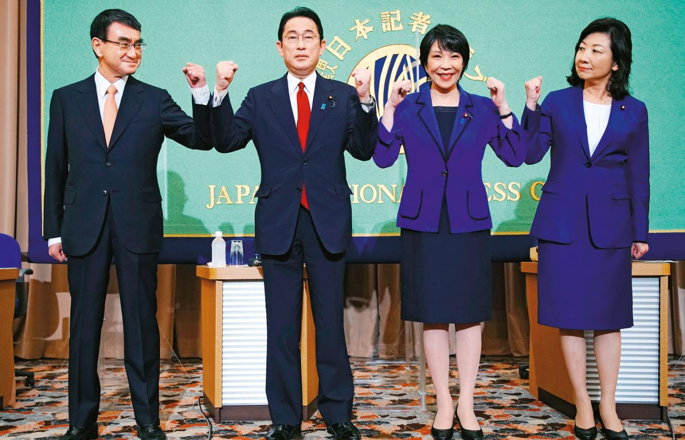 Symetria siły politycznej tylko na zdjęciu. Kandydaci na szefa Partii Liberalno-Demokratycznej – a w konsekwencji premiera – przed debatą wyborczą (od lewej): Taro Kono, minister ds. szczepień i reform, Fumio Kushida, obecnie premier Japonii i szef LDP, Sanae Takaichi i Seiko Noda – obie były wcześniej ministrami spraw wewnętrznych.